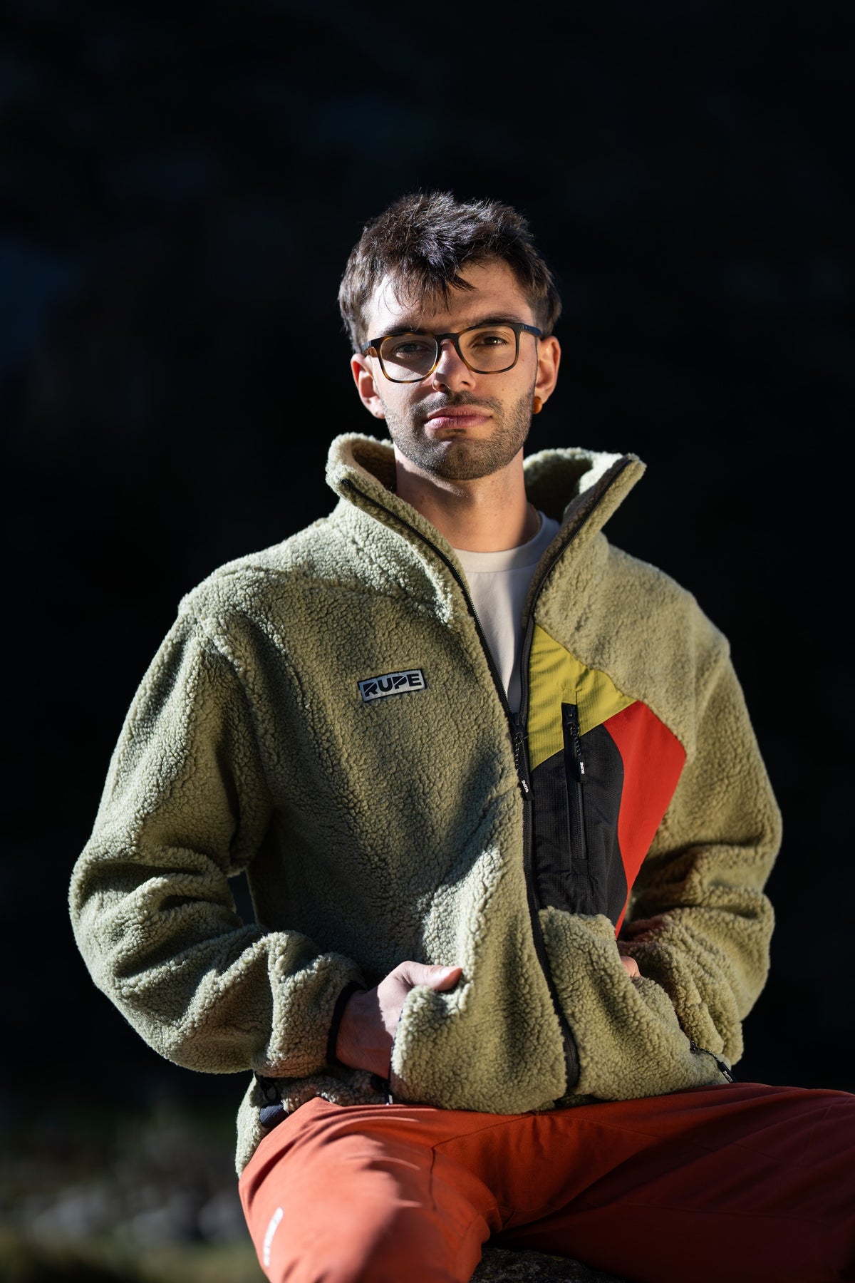 FW26-101 Yeti 2.0 Greenwich + pantalone rust (uomo serale frontale seduto)