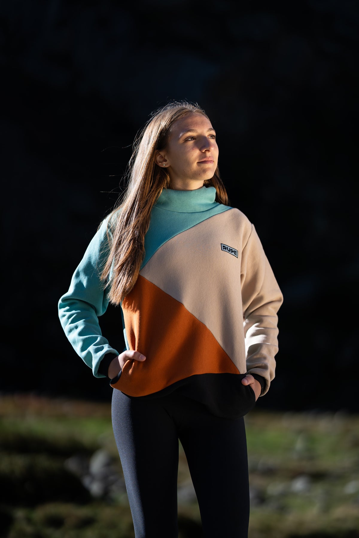 FW26-093 BLOCK Atlas + leggings neri (donna frontale, luce serale)