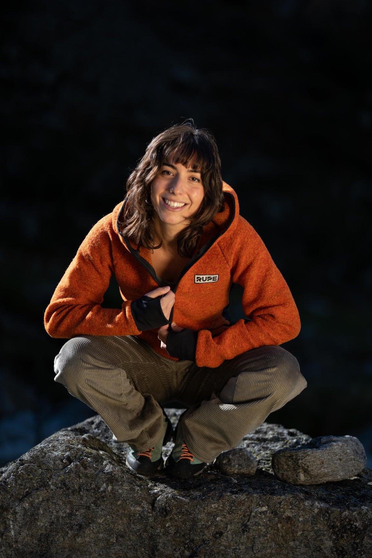 FW26-108 Peak Copper (donna accovacciata sorridente, serale)