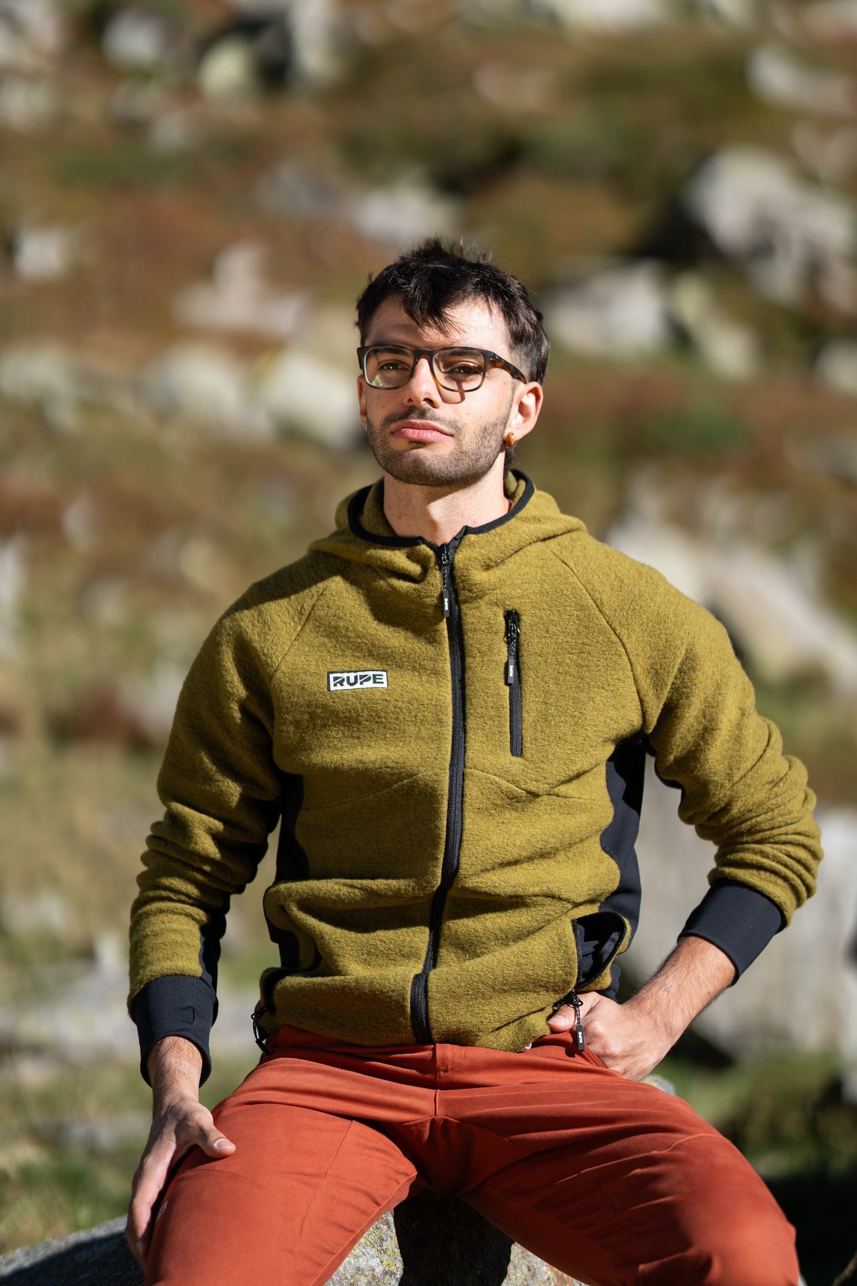 FW26-077 Summit Olive + Pirenei Rust (variante seduto, più vicino)