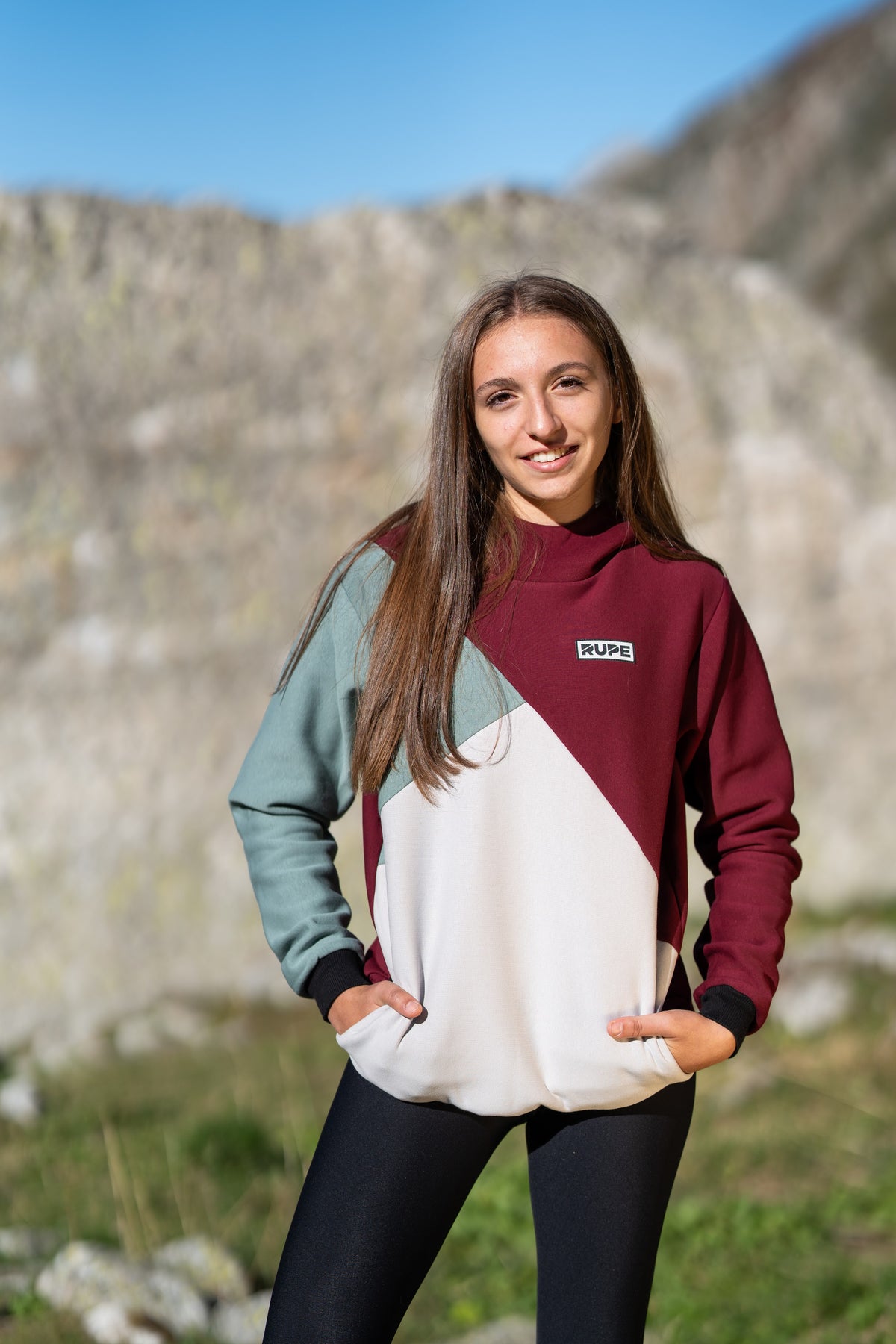 FW26-103 DIHEDRAL Plum + leggings neri (donna frontale sorridente)
