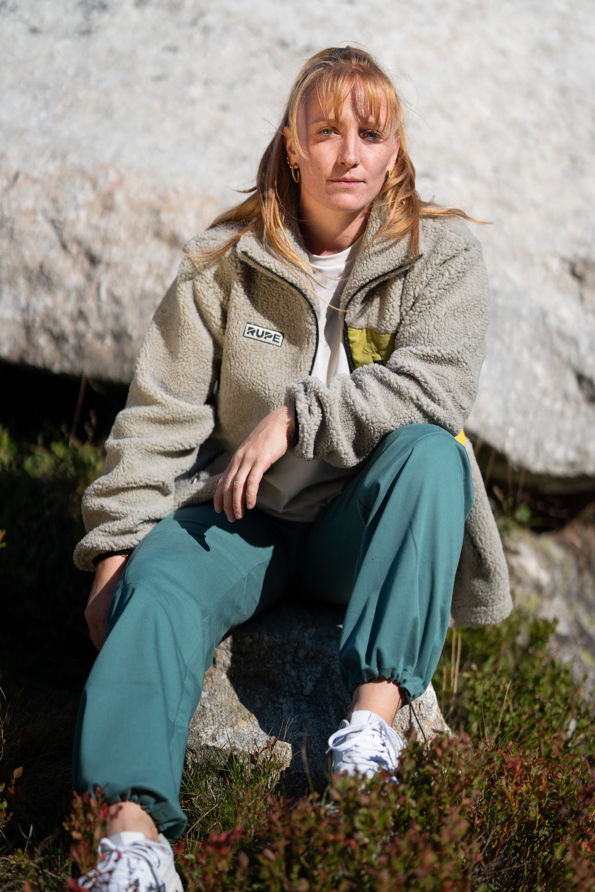 FW26-125 Yeti 2.0 Sunny + Ande Forest (donna seduta sul masso)