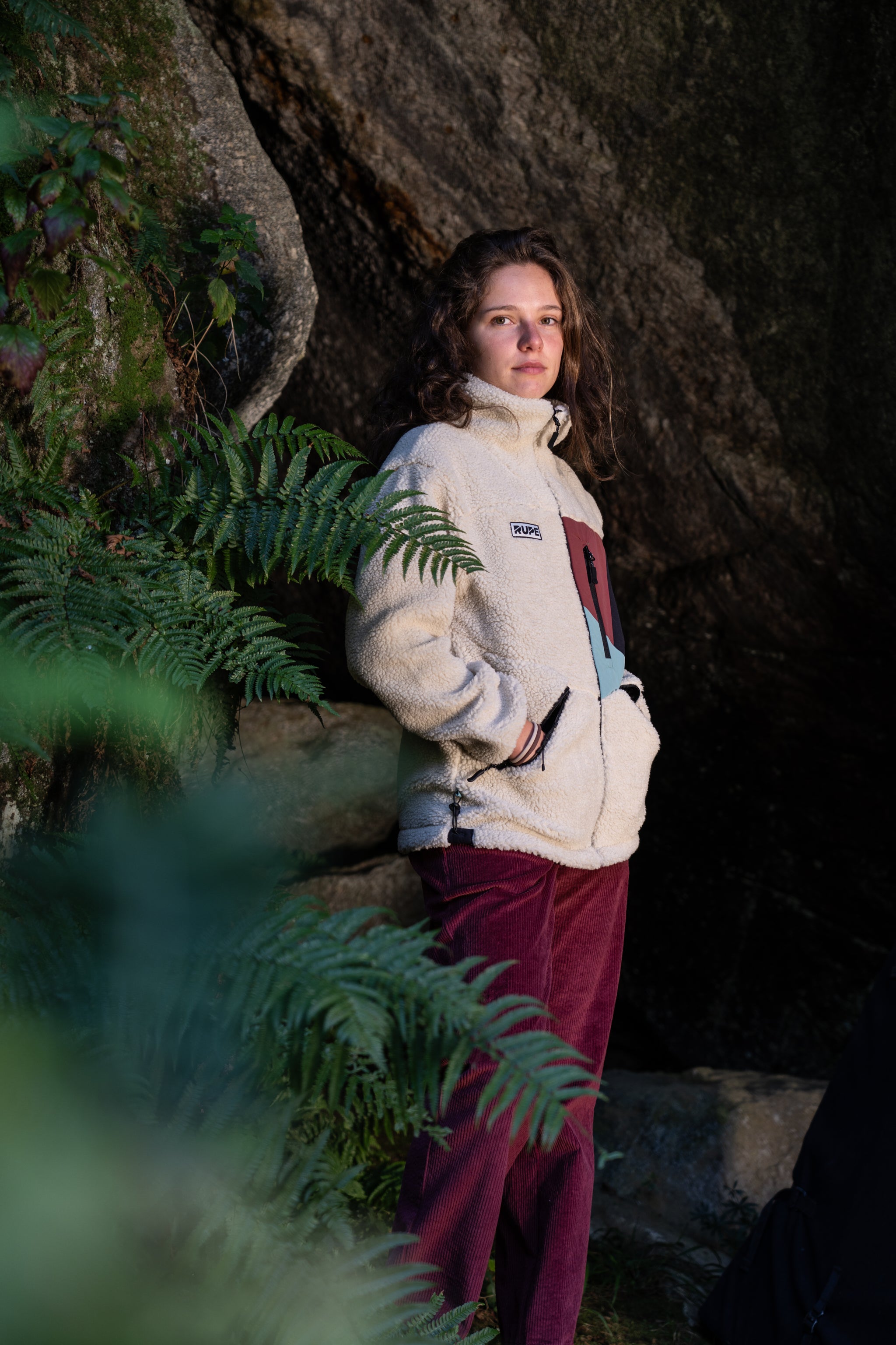 Pantalone Velluto RILA Donna - Velluto Bordeaux - Immagine promozionale - Rupe