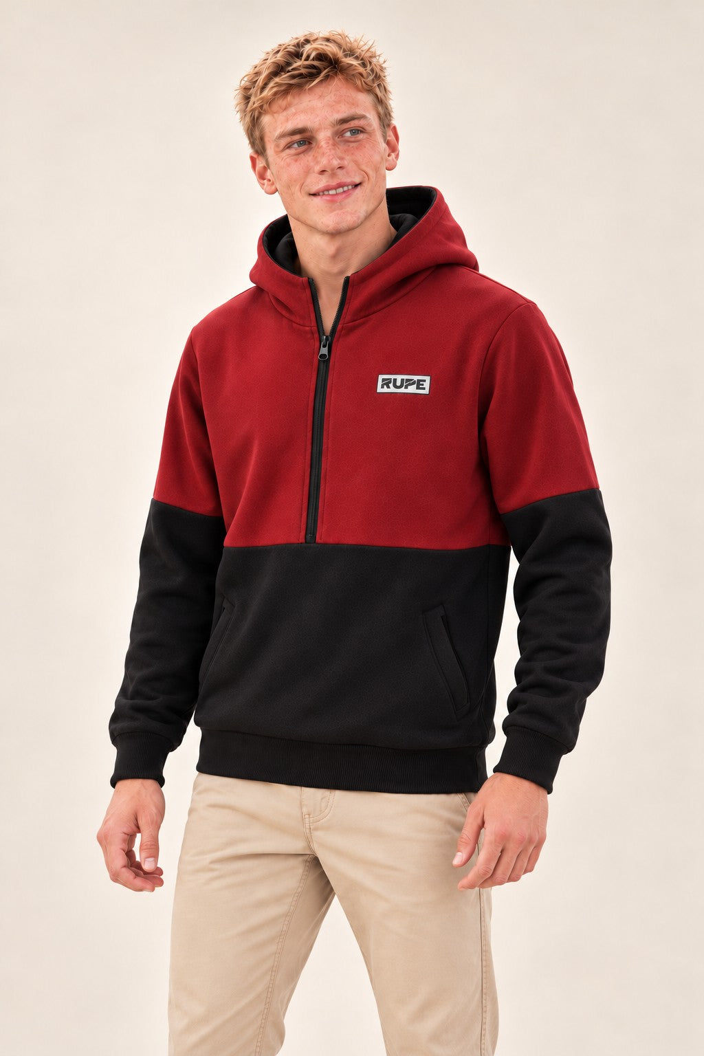 Felpa mezza zip con cappuccio PITCH Cricket indossata da uomo - tre quarti con tasca - Rupe Clothing