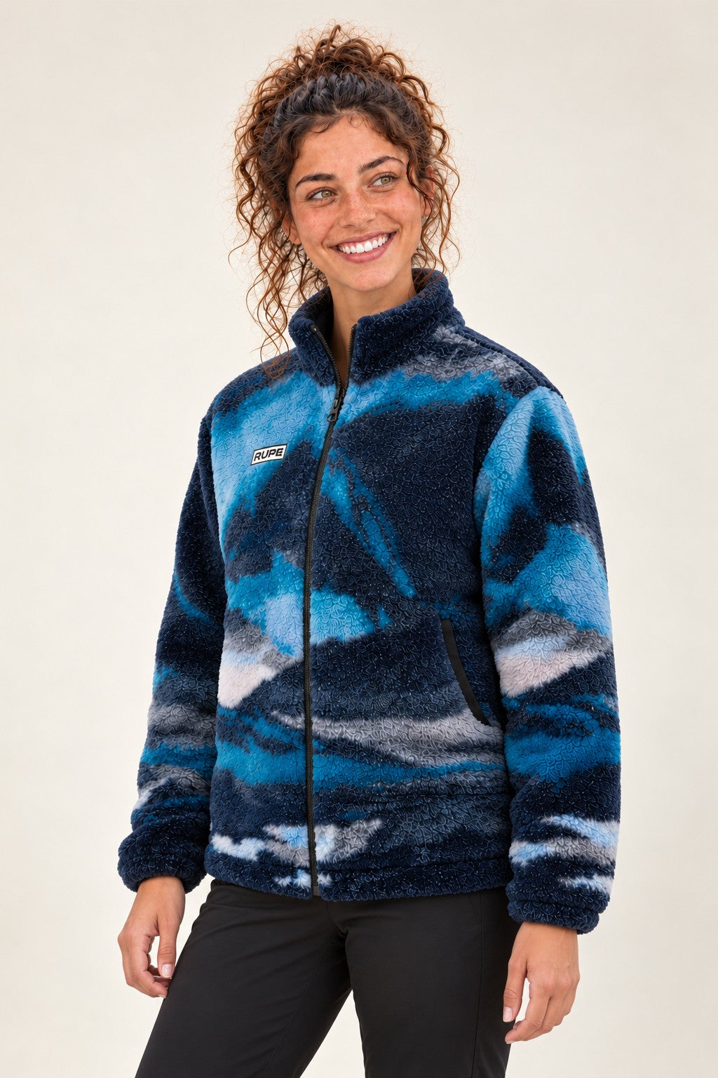 Giacca in pile teddy BEAR Arctic Sunrise indossata da donna - tre quarti - Rupe Clothing