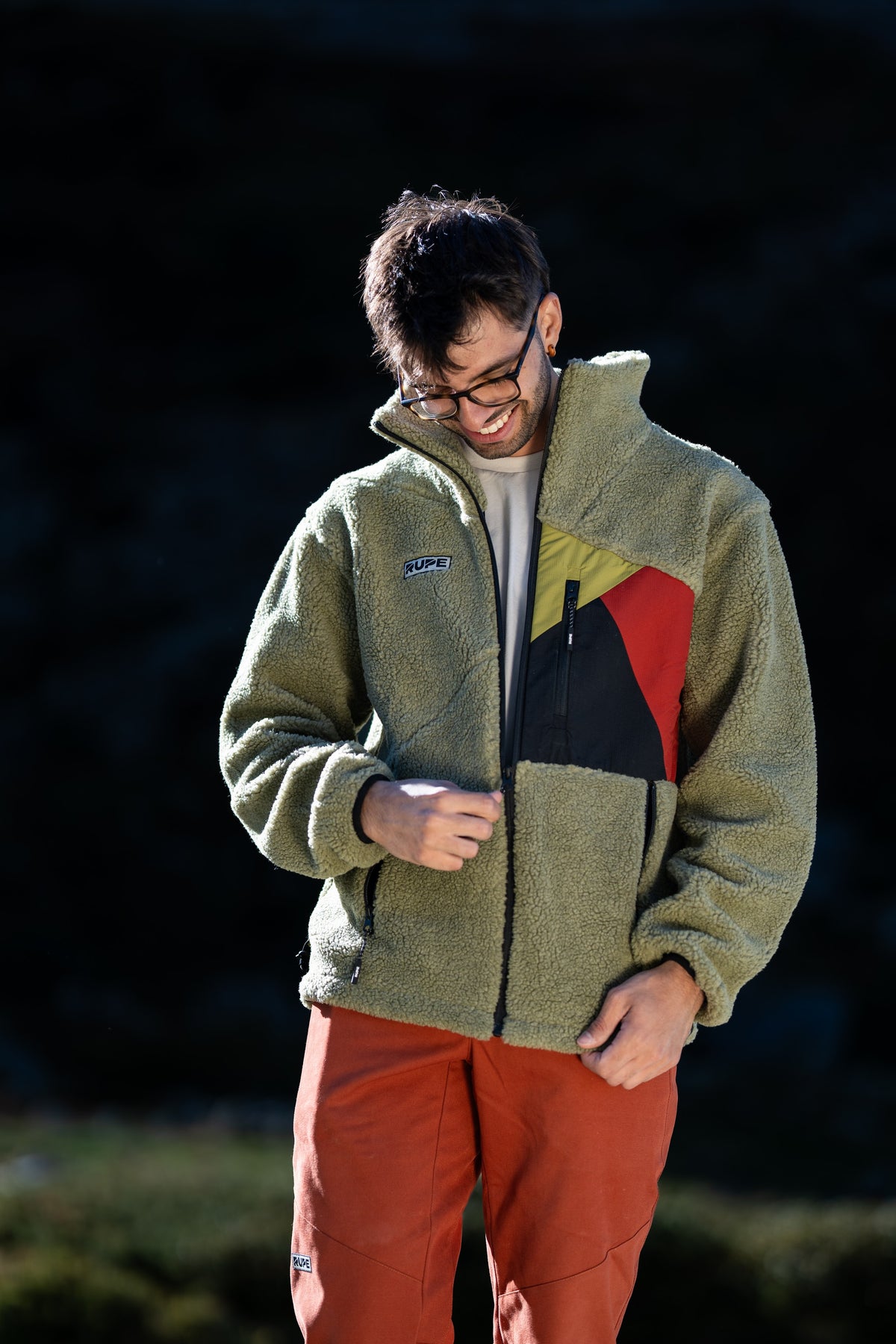 FW26-100 Yeti 2.0 Greenwich + pantalone rust (uomo serale che chiude la zip)
