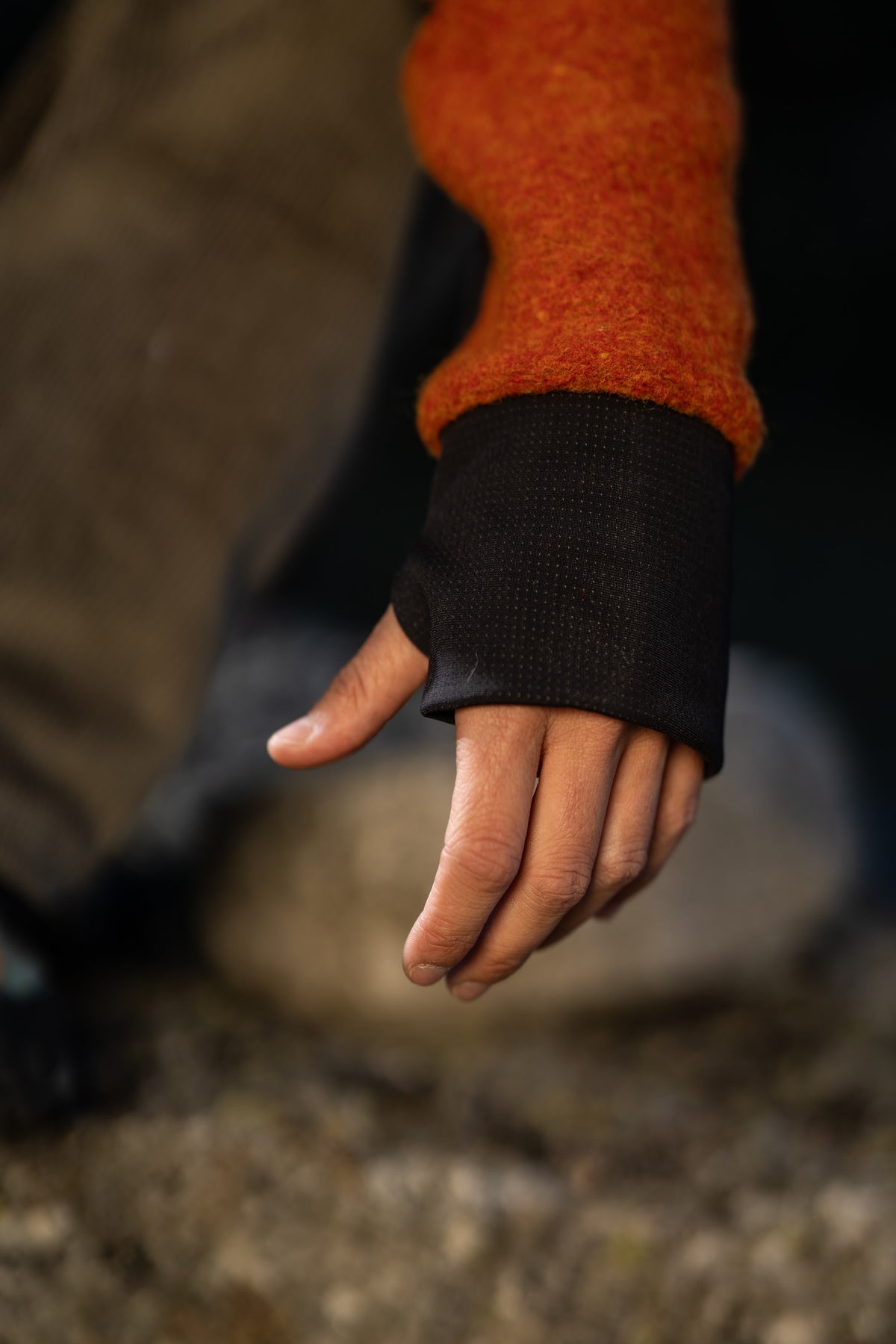 FW26-109 Peak Copper (dettaglio polsino con passadito)
