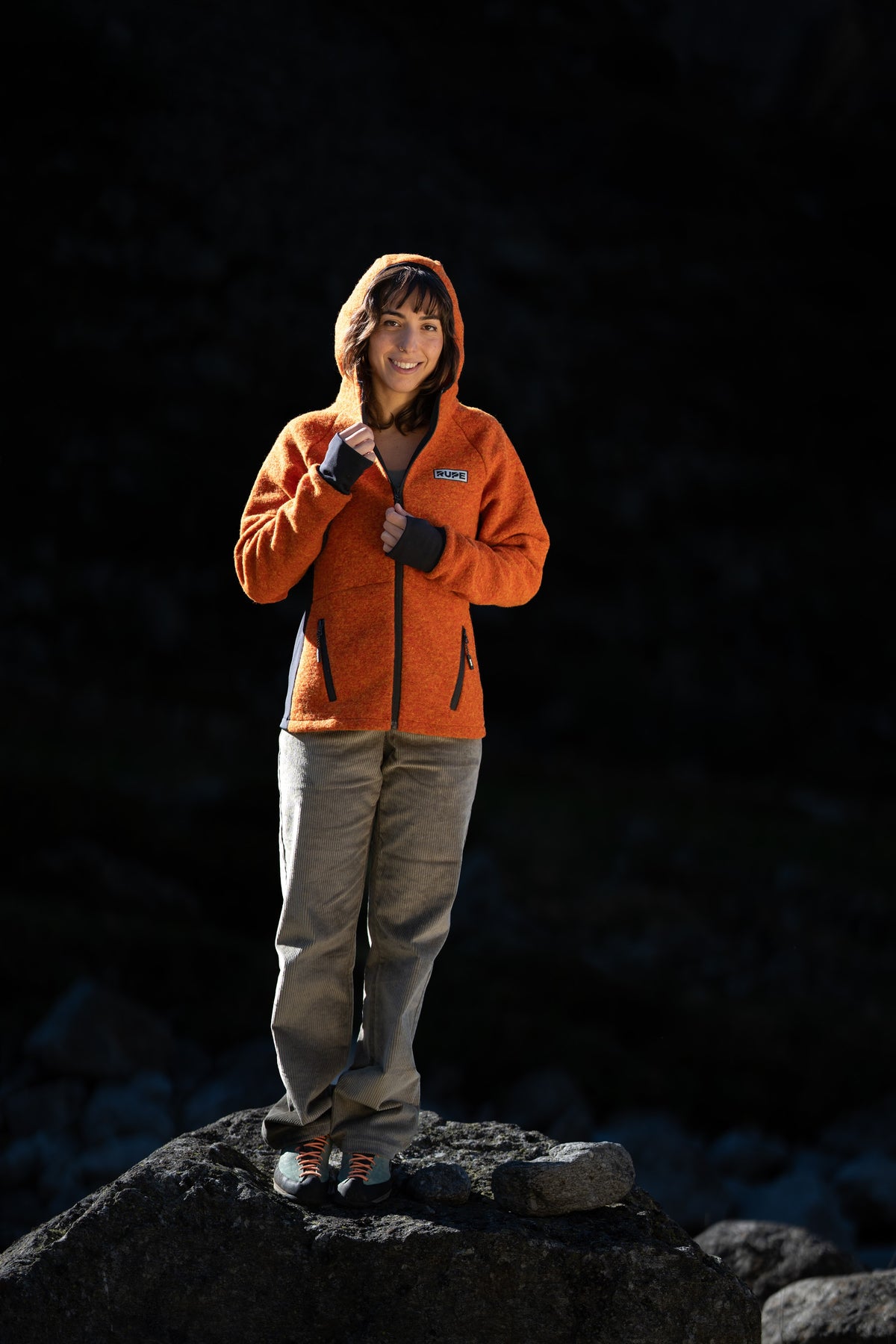 FW26-106 Peak Copper + RILA Old Green (donna serale col cappuccio, figura intera)