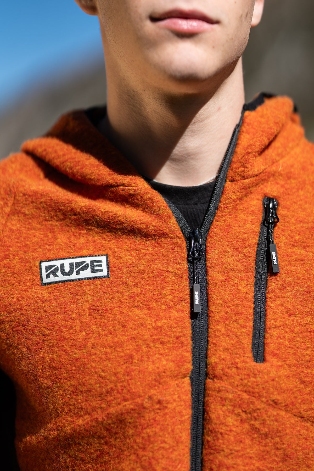 FW26-003 Summit Copper (dettaglio zip e logo)