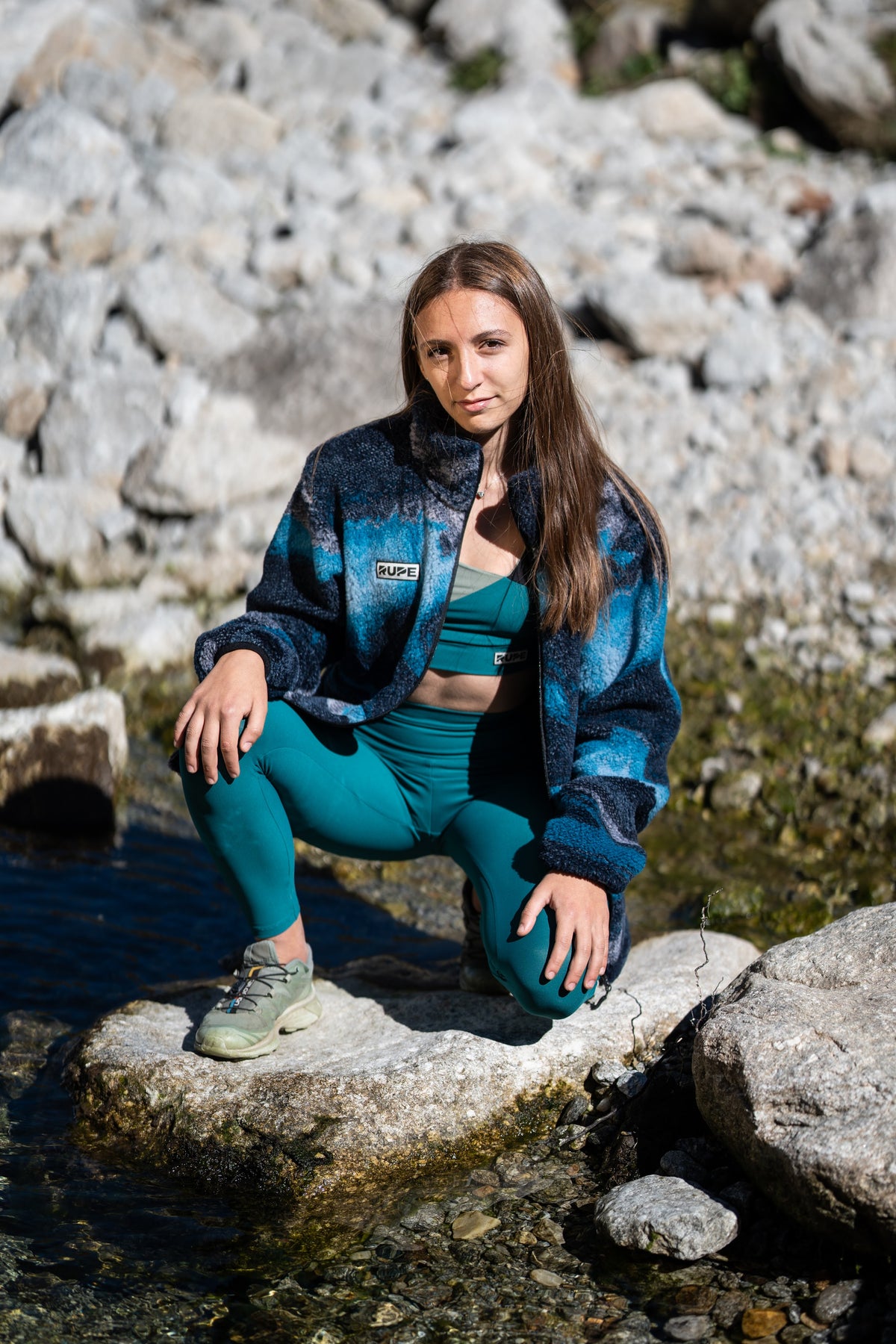 FW26-028 BEAR Arctic Sunrise + Kaleido River + Leggings vita alta teal (donna accovacciata sul torrente)
