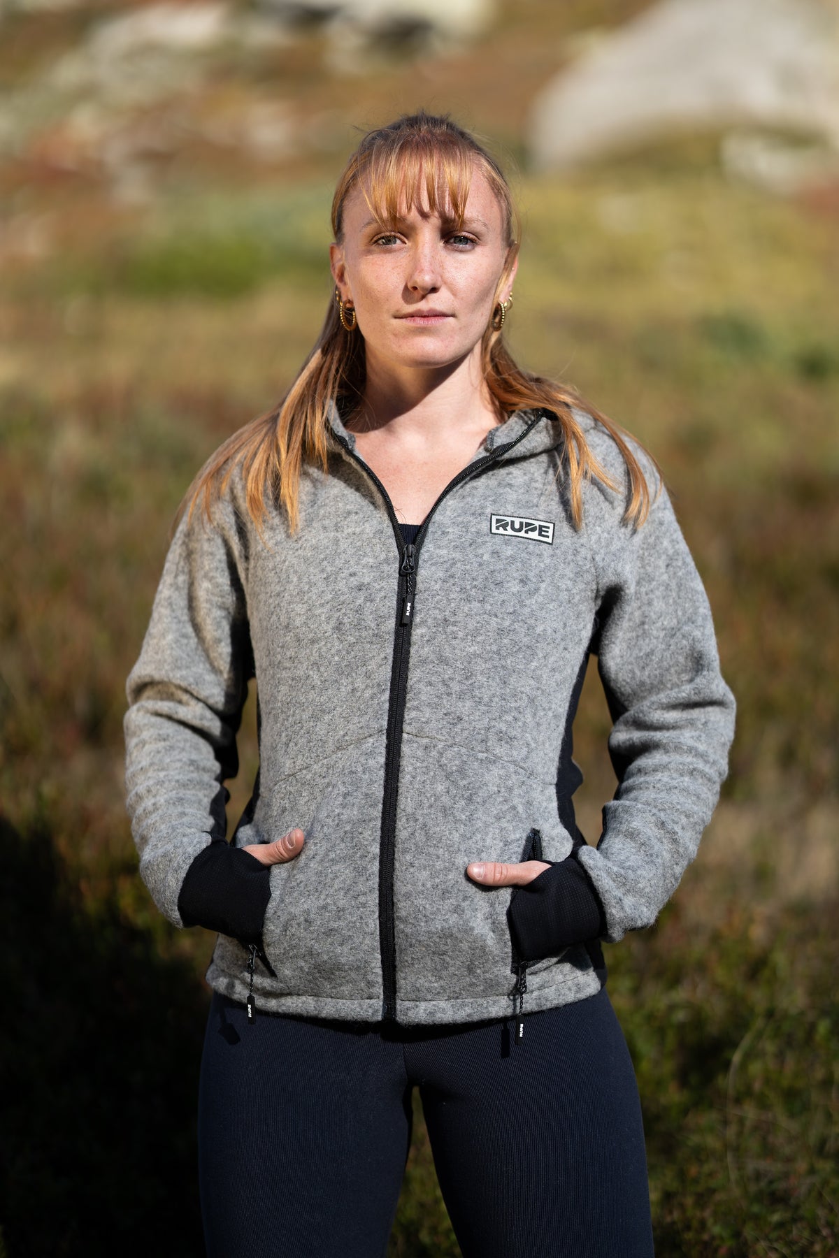 FW26-121 Peak Light Grey + Core Navy + Grip Navy (donna frontale, mani in tasca)