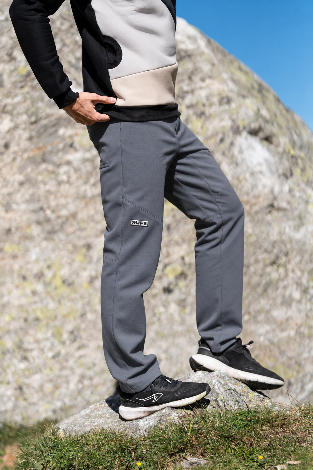 FW26-007 Cave Stone + Pirenei Grey (uomo braccia conserte)