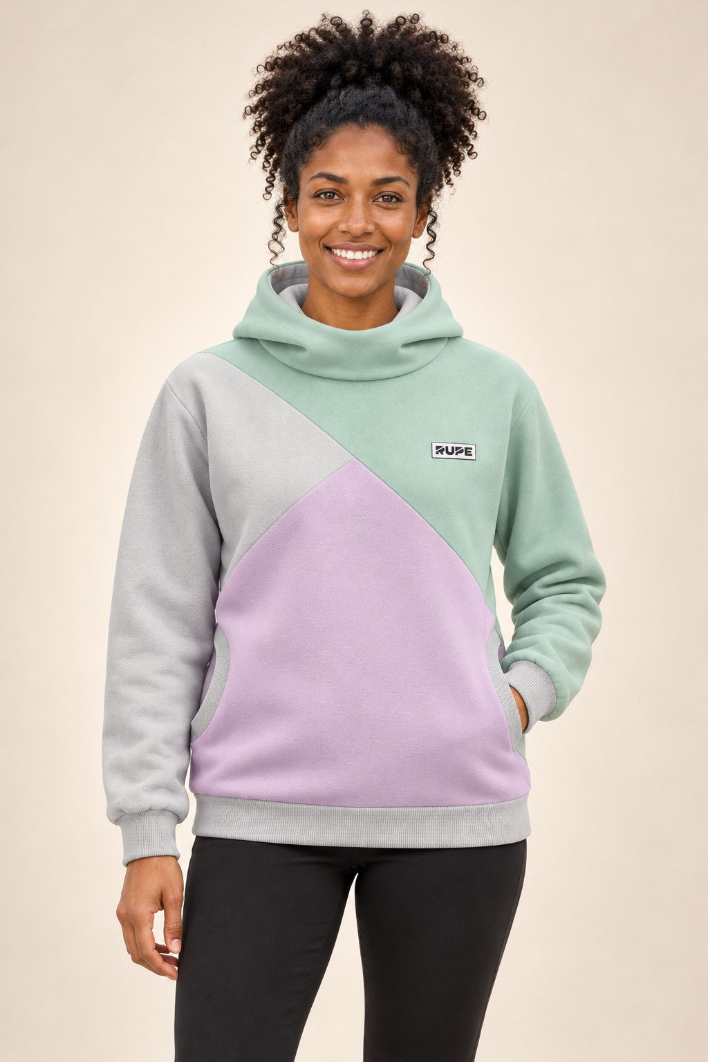 Felpa con cappuccio tre colori May indossata da donna - fronte - Rupe Clothing