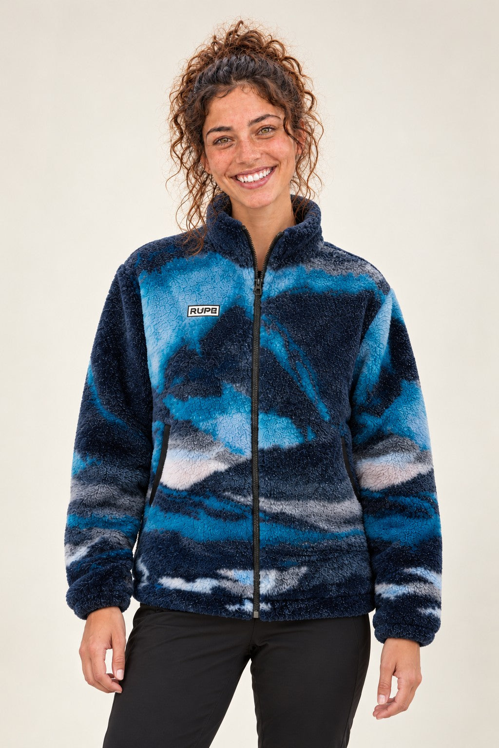 Giacca in pile teddy BEAR Arctic Sunrise indossata da donna - fronte - Rupe Clothing