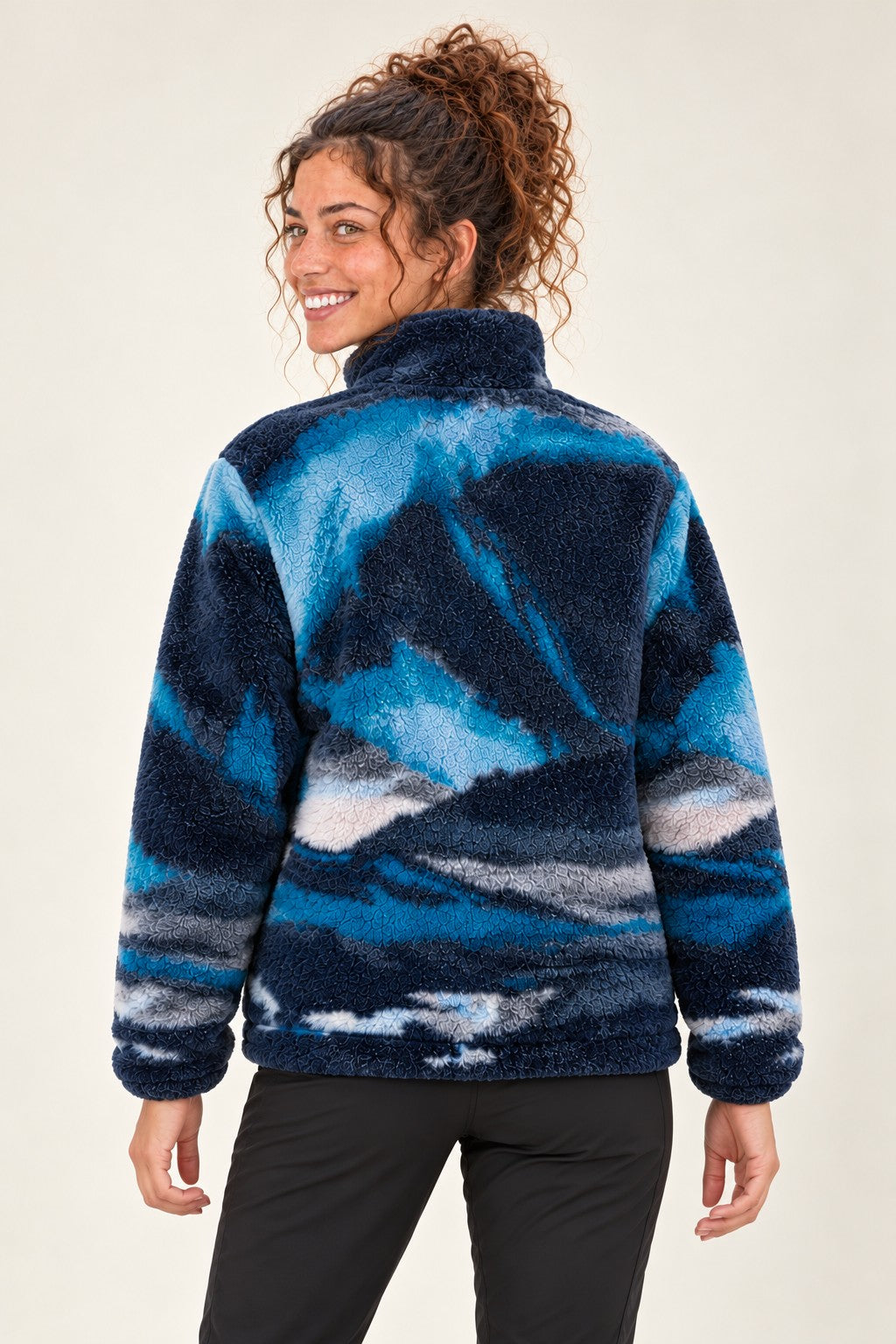 Giacca in pile teddy BEAR Arctic Sunrise indossata da donna - retro - Rupe Clothing